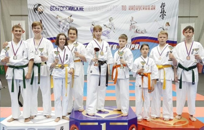 Юные каратисты из Соликамска привезли с моря 9 медалей